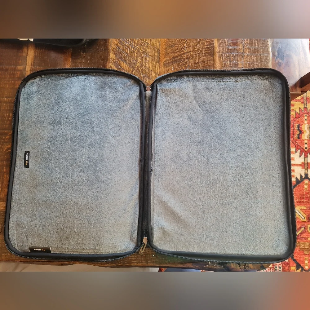 Solo Cushioned Laptop Sleeve with Logo 3/4 Zipper Gray EUC